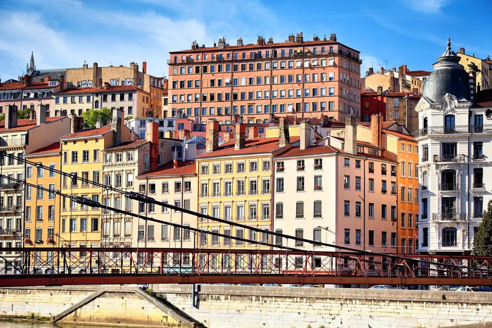 Façades d'immeubles anciens sur les quais de Saône à Lyon, au pied des pentes de la Croix-Rousse